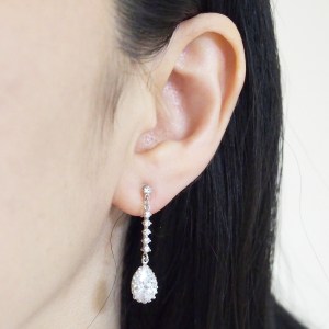 <img src=”comfortable-bridal-wedding-dangle-drop-silver-cz-crystal-invisible-clip-on-earrings-miyabigrace11.jpg” alt=”pierced look and comfortable Comfortable and pierced look bridal wedding dangle silver teardrop chandelier cubic zirconia cz crystal invisible clip on earrings bridal jewelry by MiyabiGrace 夾耳環 ノンホールピアス 夾式耳環”/>