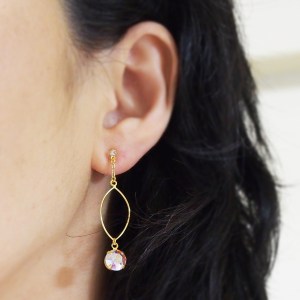 <img src=”dangle-gold-hoop-and-aurora-borealis-invisible-clip-on-earrings-non-pierced.jpg” alt=”pierced look and comfortable wedding bridal dangle gold hoop and Aurora Borealis Invisible Clip On Earrings non pierced non pierced earrings”/>