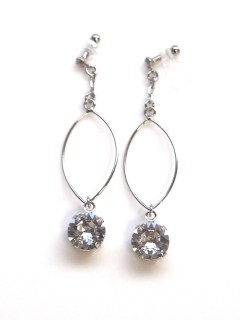 <img src=”dangle-silver-hoop-and-swarovski-crystal-invisible-clip-on-earrings-non-pierced4.jpg” alt=”pierced look and comfortable wedding bridal dangle silver hoop and swarovski crystal invisible clip on earrings non pierced non pierced earrings”/>