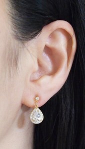<img src=”comfortable-bridal-wedding-teardrop-cz-crystal-invisible-clip-on-earrings-miyabigrace14.jpg” alt=”pierced look and comfortable Comfortable and pierced look bridal wedding dangle silver teardrop pave cubic zirconia cz crystal invisible clip on earrings bridal jewelry by MiyabiGrace 耳環夾 ノンホールピアス 夾式耳環”/>