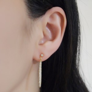 <img src=”comfortable-dangle-bridal-wedding-gold-cz-crystal-pave-bar-invisible-clip-on-earrings-miyabigrace7.jpg” alt=”pierced look and comfortable Comfortable and pierced look bridal wedding dangle gold micro pave cubic zirconia cz crystal bar  invisible clip on earrings bridal jewelry by MiyabiGrace 夾耳環 ノンホールピアス 夾式耳環”/>