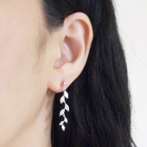 <img src=”comfortable-pierced-look-bridal-wedding-dangle-leaf-cubic-zirconia-crystal-cz-invisible-clip-on-earrings-miyabigrace-e5a4bee880b3e792b0-e5a4bee5bc8fe880b3e792b0-e382a4e383a41.jpg” alt=”pierced look and comfortable Comfortable and pierced look bridal wedding dangle silver teardrop chandelier cubic zirconia cz crystal invisible clip on earrings bridal jewelry by MiyabiGrace 耳環夾 ノンホールピアス 夾式耳環”/>