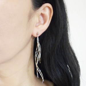<img src=”comfortable-pierced-look-dangle-silver-thread-theader-bar-invisible-clip-on-earrings-5.jpg” alt=”pierced look and comfortable Comfortable and pierced look dangle long silver threader thread   invisible clip on earrings bridal jewelry by MiyabiGrace 夾耳環 ノンホールピアス 夾式耳環”/>