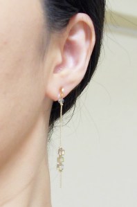 <img src=”dangle-gold-chain-shiny-green-cube-crystal-invisible-clip-on-earrings16.jpg” alt=”Shiny green cube gold chain invisible clip on earrings”/>