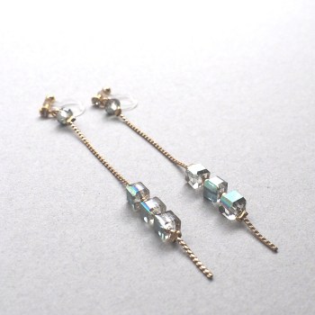 <img src=”dangle-gold-chain-shiny-green-cube-crystal-invisible-clip-on-earrings8.jpg” alt=”Shiny green cube gold chain invisible clip on earrings”/>