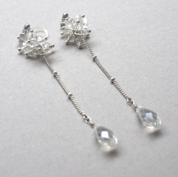 <img src=”/dangle-long-silver-wedding-drop-crystal-invisible-clip-on-earrings14.jpg” alt=”beaded crystal and silver chain drop invisible clip on earrings MiyabiGrace”/>