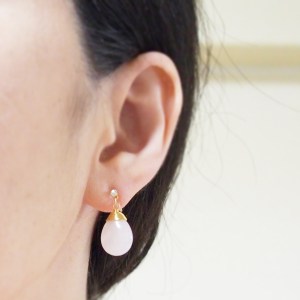 <img src=”pierced-look-teardrop-pink-rose-quartz-gemstone-invisible-clip-on-earrings.jpg” alt=”Pink quartz gemstone invisible clip on earrings”/>