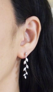 <img src=”wedding-leaf-cz-cubic-zirconia-crystal-invisible-clip-on-earrings9.jpg” alt=”pierced look and comfortable dangle wedding and bridal cubic zirconia cz crystal leaf invisible clip on earrings”/>