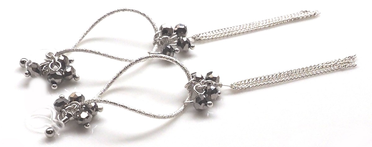 <img src=”dangle-silver-hoop-with-beaded-black-crystal-and-chain-invisible-clip-on-earrings10.jpg?” alt=”pierced look and comfortable comfortable pierced look dangle chandelier brown beaded invisible clip on earrings 夾耳環 ノンホールピアス”/>