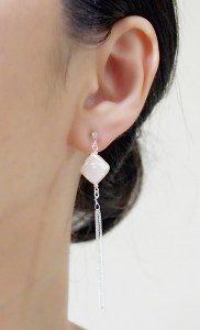 <img src=”white-square-freshwater-pearl-natural-pearl-silver-chain-invisible-clip-on-earrings17.jpg” alt=”pierced look and comfortable dangle white square freshwater pearl and silver chains invisible clip on earrings non pierced earrings”/>