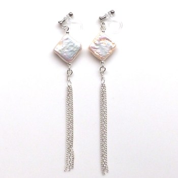 <img src=”white-square-freshwater-pearl-natural-pearl-silver-chain-invisible-clip-on-earrings3.jpg” alt=”pierced look and comfortable Pierced look and comfortable dangle chandelier white square freshwater pearl and silver chain tassel invisible clip on earrings 耳環夾 ノンホールピアス”/>