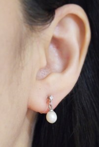 <img src=”bridal-wedding-dangle-white-freshwater-pearl-crystal-invisible-clip-on-earrings2.jpg” alt=”pierced look and comfortable Pierced look and comfortable bridal wedding dangle freshwater pearl and invisible clip on earrings 耳環夾 ノンホールピアス”/>