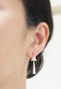 <img src=”dangle-beaded-freshwater-pearl-triangle-silver-bar-invisible-clip-on-earrings-e6a8b9e88482e382a4e383a4e383aae383b3e382b0.jpg” alt=”pierced look and comfortable Pierced look and comfortable bridal wedding dangle freshwater pearl silver bar invisible clip on earrings 耳環夾 ノンホールピアス”/>