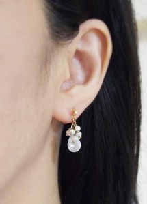 <img src=”dangle-bridal-wedding-freshwater-pearl-natural-pearl-cubic-zirconia-cz-drop-invisible-clip-on-earrings2.jpg” alt=”pierced look and comfortable Pierced look and comfortable bridal wedding freshwater pearl and cubic zirconia invisible clip on earrings 耳環夾 ノンホールピアス”/>