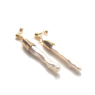 <img src=”dangle-freshwater-pearl-bar-invisible-clip-on-earrings-miyabigrace8.jpg” alt=”pierced look and comfortable Pierced look and comfortable bridal wedding dangle freshwater pearl bar invisible clip on earrings 耳環夾 ノンホールピアス”/>