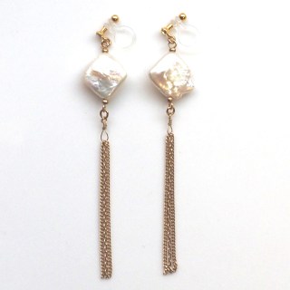 <img src=”dangle-gold-fringe-chain-chandelier-square-freshwater-pearl-natural-pearl-invisible-clip-on-earrings5.jpg” alt=”pierced look and comfortable Pierced look and comfortable bridal wedding dangle freshwater pearl gold tassel invisible clip on earrings 耳環夾 ノンホールピアス”/>
