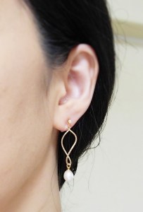 <img src=”dangle-gold-hoop-with-freshwater-pearl-natural-pearl-invisible-clip-on-earrings-e6a8b9e88482e382a4e383a4e383aae383b3e382b0.jpg” alt=”pierced look and comfortable Pierced look and comfortable bridal wedding dangle freshwater pearl gold hoop invisible clip on earrings 耳環夾 ノンホールピアス”/>