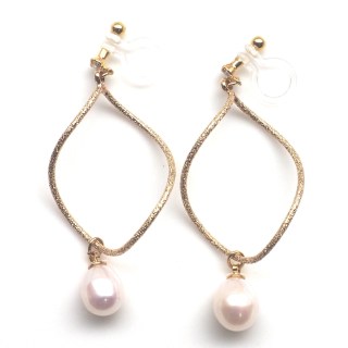 <img src=”dangle-gold-hoop-with-freshwater-pearl-natural-pearl-invisible-clip-on-earrings3.jpg” alt=”pierced look and comfortable Pierced look and comfortable bridal wedding dangle freshwater pearl gold hoop invisible clip on earrings 耳環夾 ノンホールピアス”/>