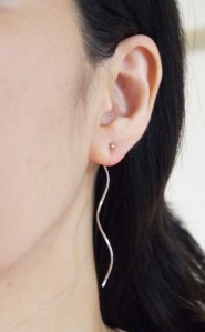 <img src=”dangle-wave-silver-non-pierced-earjackets-invisible-clip-on-earrings.jpg” alt=”pierced look and comfortable Pierced look and comfortable Dangle silver wave bar ear jackets invisible clip on earrings 耳環夾 イヤリング”/>