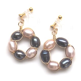 <img src=”pink-and-black-freshwater-pearl-circle-invisible-clip-on-earrings8.jpg” alt=”pierced look and comfortable Pierced look and comfortable bridal wedding dangle pink navy freshwater pearl circle invisible clip on earrings 耳環夾 ノンホールピアス”/>
