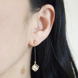 <img src=”comfortable-pierced-look-dangle-gold-cube-cubic-zirconia-invisible-clip-on-earrings.jpg” alt=”pierced look and comfortable Pierced look and comfortable dangle sparkly cubic zirconia invisible clip on earrings 耳環夾 ノンホールピアス　イヤリング”/>