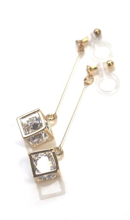 <img src=”comfortable-pierced-look-dangle-gold-cube-cubic-zirconia-invisible-clip-on-earrings11.jpg” alt=”pierced look and comfortable Pierced look and comfortable dangle sparkly cubic zirconia invisible clip on earrings 耳環夾 ノンホールピアス　イヤリング”/>