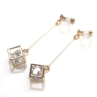 <img src=”comfortable-pierced-look-dangle-gold-cube-cubic-zirconia-invisible-clip-on-earrings2.jpg” alt=”pierced look and comfortable Pierced look and comfortable dangle sparkly cubic zirconia invisible clip on earrings 耳環夾 ノンホールピアス　イヤリング”/>