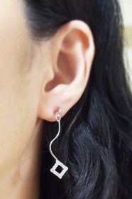 <img src=”comfortable-pierced-look-dangle-square-rhinestone-crystal-invisible-clip-on-earrings.jpg” alt=”pierced look and comfortable Pierced look and comfortable dangle square rhinestone crystal invisible clip on earrings 耳環夾 ノンホールピアス　イヤリング”/>