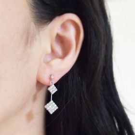 <img src=”dangle-2-square-rhinestone-crystal-invisible-clip-on-earrings-wedding-clip-earrings.jpg” alt=”pierced look and comfortable Pierced look and comfortable dangle two rhinestone crystal invisible clip on earrings 耳環夾 ノンホールピアス　イヤリング”/>