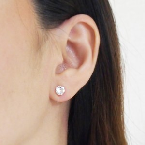 <img src=”6mm-wedding-bridal-swarovski-crystal-invisible-clip-on-stud-earrings.jpg” alt=”pierced look and comfortable Comfortable and pierced look bridal wedding swarovski crystal rhinestone invisible clip on earrings bridal jewelry by MiyabiGrace 耳環夾 ノンホールピアス 夾式耳環”/>