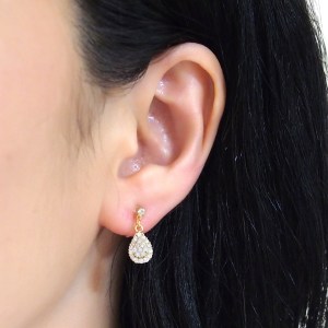 <img src=”bridal-wedding-comfortable-pierced-look-dangle-gold-teardrop-pave-cubic-zirconia-cz-crystal-invisible-clip-on-earrings-miyabigracee5a4bee880b3e792b0-e5a4bee5bc8fe880b3e792b0.jpg” alt=”pierced look and comfortable Comfortable and pierced look bridal wedding dangle gold teardrop pave cubic zirconia cz crystal invisible clip on earrings bridal jewelry by MiyabiGrace 耳環夾 ノンホールピアス 夾式耳環”/>