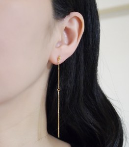 <img src=”comfortable-pierced-look-dangle-gold-bar-long-chain-threader-minimalist-invisible-clip-on-earrings-miyabigrace8.jpg” alt=”pierced look and comfortable Comfortable and pierced look dangle long gold metallic threader bar invisible clip on earrings by MiyabiGrace 耳環夾 ノンホールピアス 夾式耳環”/>