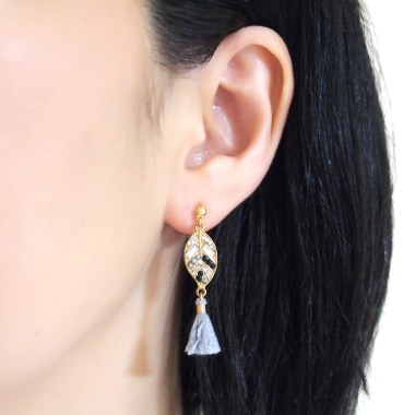 <img src=”pierced-look-comfortable-dangle-gold-leaf-black-rhinestone-gray-tassel-boho-bohemian-invisible-clip-on-earrings-miyabigrace-e5a4bee880b3e792b0-e5a4bee5bc8fe880b3e792b0-e382a” alt=”pierced look and comfortable Comfortable and pierced look gray tassel with crystal invisible clip on earrings bridal jewelry by MiyabiGrace 耳環夾 ノンホールピアス 夾式耳環”/>
