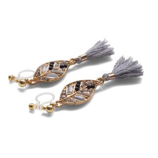 <img src=”pierced-look-comfortable-dangle-gold-leaf-black-rhinestone-gray-tassel-boho-bohemian-invisible-clip-on-earrings-miyabigrace-e5a4bee880b3e792b0-e5a4bee5bc8fe880b3e792b0-e382a” alt=”pierced look and comfortable Comfortable and pierced look gray tassel with crystal invisible clip on earrings bridal jewelry by MiyabiGrace 耳環夾 ノンホールピアス 夾式耳環”/>