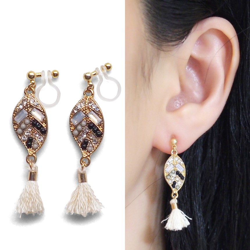 <img src=”pierced-look-comfortable-dangle-gold-leaf-black-rhinestone-white-tassel-boho-bohemian-invisible-clip-on-earrings-miyabigrace-e5a4bee880b3e792b0-e5a4bee5bc8fe880b3e792b0-e382” alt=”pierced look and comfortable Comfortable and pierced look white tassel with crystal invisible clip on earrings bridal jewelry by MiyabiGrace 耳環夾 ノンホールピアス 夾式耳環”/>