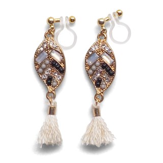 <img src=”pierced-look-comfortable-dangle-gold-leaf-black-rhinestone-white-tassel-boho-bohemian-invisible-clip-on-earrings-miyabigrace-e5a4bee880b3e792b0-e5a4bee5bc8fe880b3e792b0-e382a” alt=”pierced look and comfortable Comfortable and pierced look white tassel with crystal invisible clip on earrings bridal jewelry by MiyabiGrace 耳環夾 ノンホールピアス 夾式耳環”/>