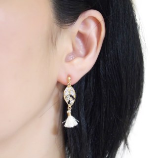 <img src=”pierced-look-comfortable-dangle-gold-leaf-black-rhinestone-white-tassel-boho-bohemian-invisible-clip-on-earrings-miyabigrace-e5a4bee880b3e792b0-e5a4bee5bc8fe880b3e792b0-e382a” alt=”pierced look and comfortable Comfortable and pierced look white tassel with crystal invisible clip on earrings bridal jewelry by MiyabiGrace 耳環夾 ノンホールピアス 夾式耳環”/>