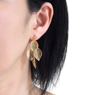 <img src=”comfortable-pierced-look-dangle-gold-four-leave-leaf-botanical-filigree-invisible-clip-on-earrings-miyabigrace-e5a4bee880b3e792b0-e5a4bee5bc8fe880b3e792b0-e382a4e383a42.jpg” alt=”pierced look and comfortable Comfortable and pierced look dangle gold leaf filigree invisible clip on earrings bridal jewelry by MiyabiGrace 耳環夾 ノンホールピアス 夾式耳環”/>
