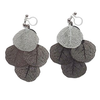<img src=”comfortable-pierced-look-dangle-silver-four-leave-leaf-botanical-filigree-invisible-clip-on-earrings-miyabigrace-e5a4bee880b3e792b0-e5a4bee5bc8fe880b3e792b0-e382a4e383a41.jpg” alt=”pierced look and comfortable Comfortable and pierced look dangle silver leaf filigree invisible clip on earrings bridal jewelry by MiyabiGrace 耳環夾 ノンホールピアス 夾式耳環”/>