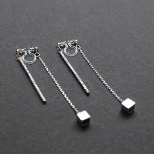 <img src="Pierced look comfortable dangle silver double sided rhinestone crystal cube invisible clip on earrings 3.jpg" alt="Pierced look comfortable dangle gold double sided circle long chain hoop invisible clip on earrings 4">